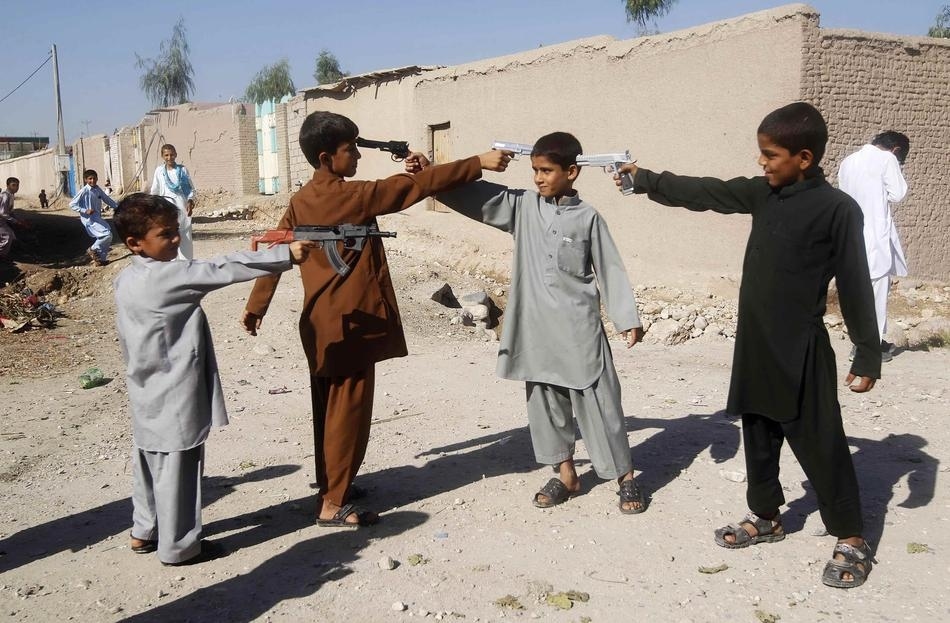 Desgarçons afghans jouent avec des armes-jouets pour le premier jour de l'Aïd al-Adha en Octobre.